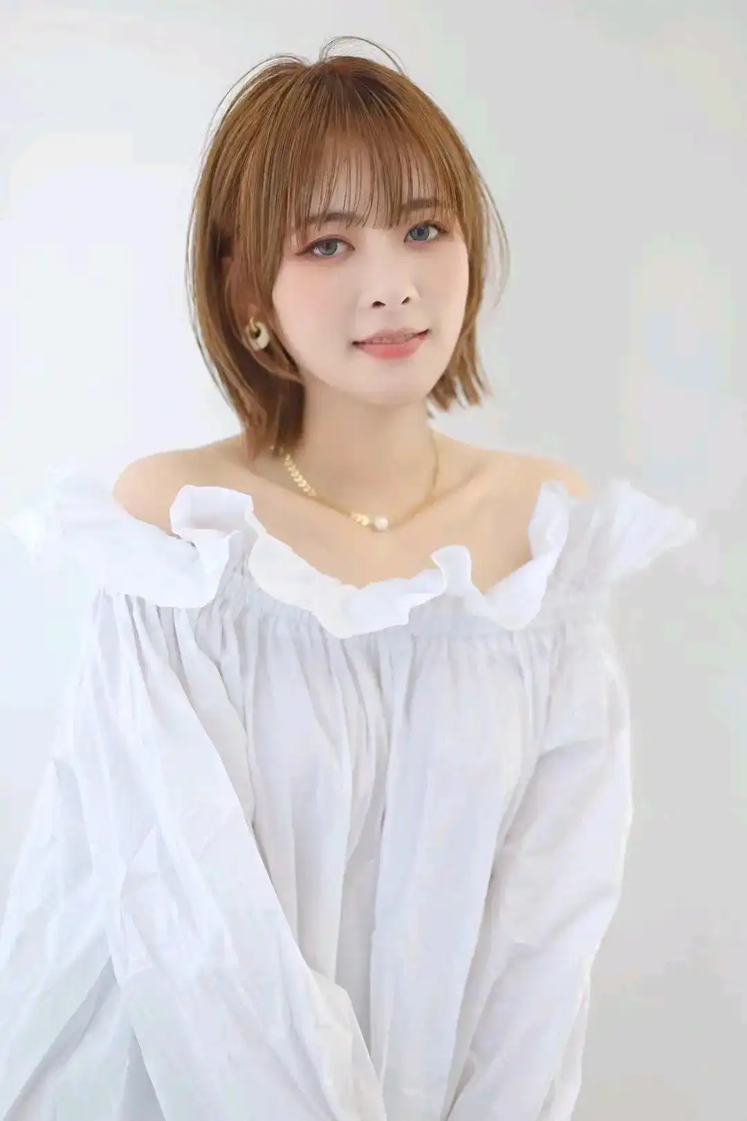 今年最流行女士发型_眉上超短刘海修饰五官_短发推边刘海层次蓬松造型