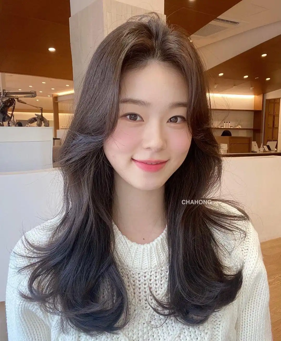 洋气瘦脸时尚发型推荐_今年最流行女士发型_春季流行女发24款