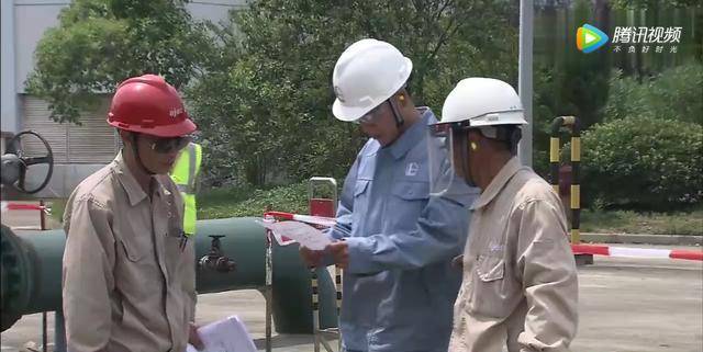 电气火灾原因及预防_临时用电事故类型触电伤害电伤_临时用电注意事项漫画图片