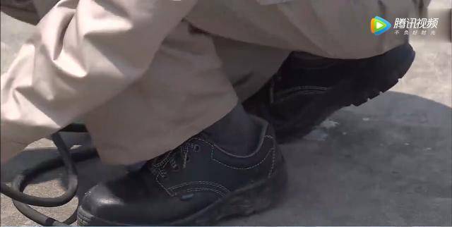 临时用电事故类型触电伤害电伤_电气火灾原因及预防_临时用电注意事项漫画图片