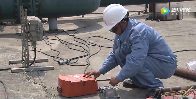 临时用电注意事项漫画图片_临时用电事故类型触电伤害电伤_电气火灾原因及预防