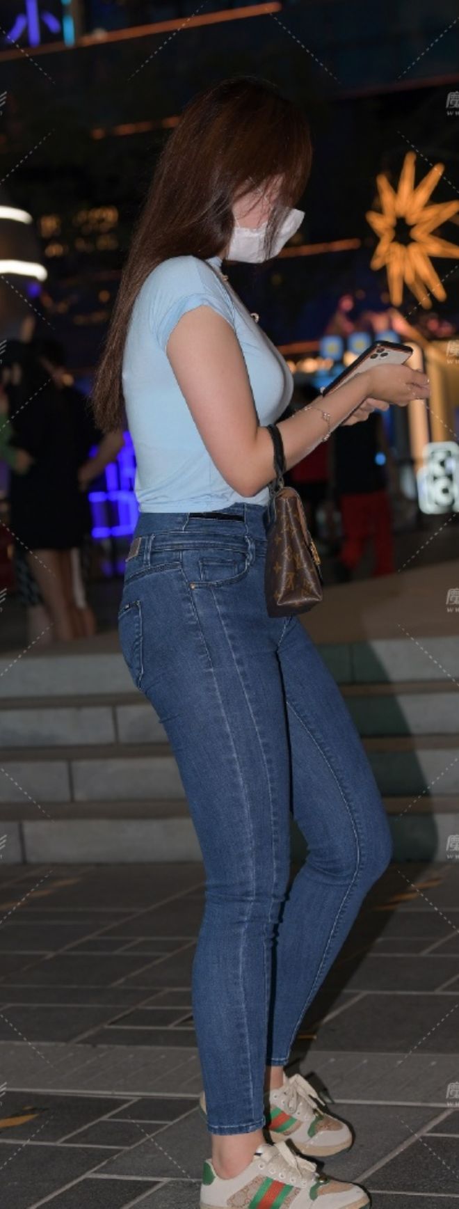 穿紧身牛仔裤的女生_腿粗穿紧身牛仔裤技巧_高腰牛仔裤显身材穿搭