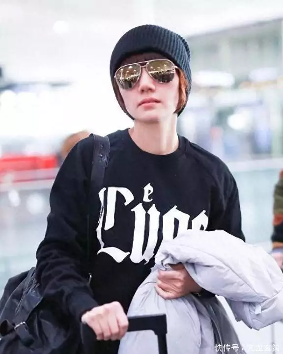 袁泉连穿卫衣配牛仔裤都这么有大牌范，不喜欢花哨，偏爱简约款