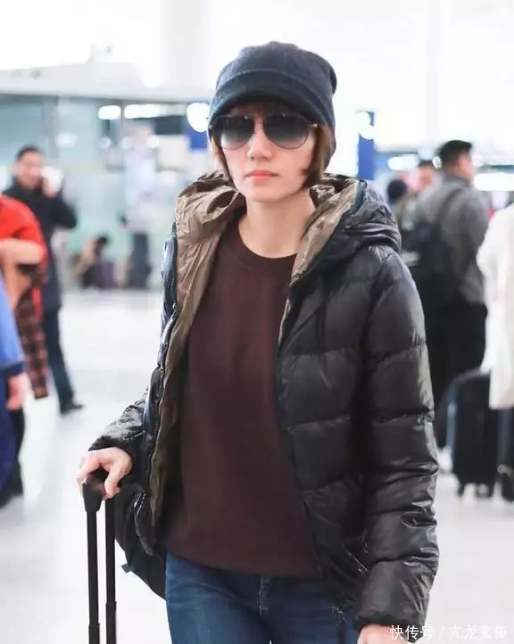 穿紧身牛仔裤的女生_卫衣搭配牛仔裤_袁泉秋冬穿搭技巧