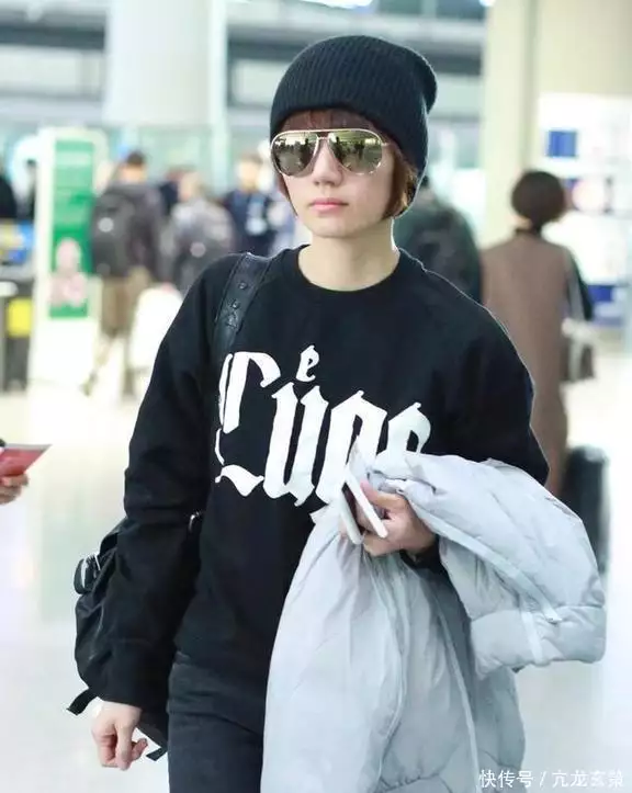 袁泉秋冬穿搭技巧_穿紧身牛仔裤的女生_卫衣搭配牛仔裤