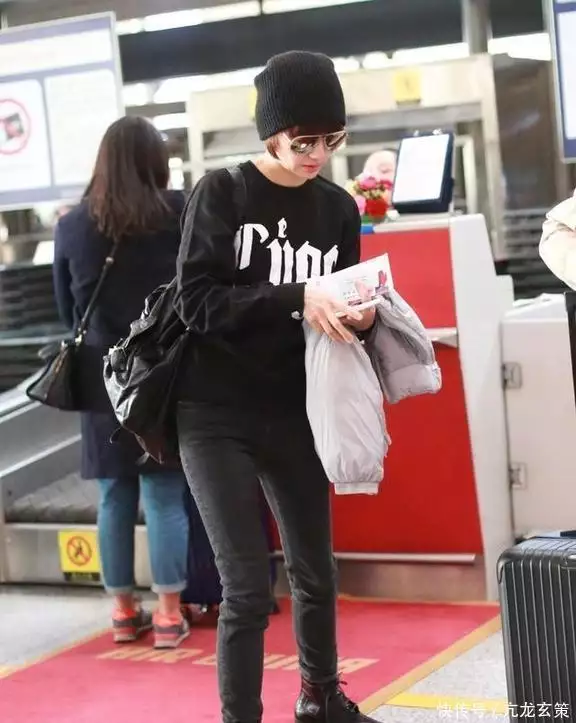 袁泉秋冬穿搭技巧_卫衣搭配牛仔裤_穿紧身牛仔裤的女生