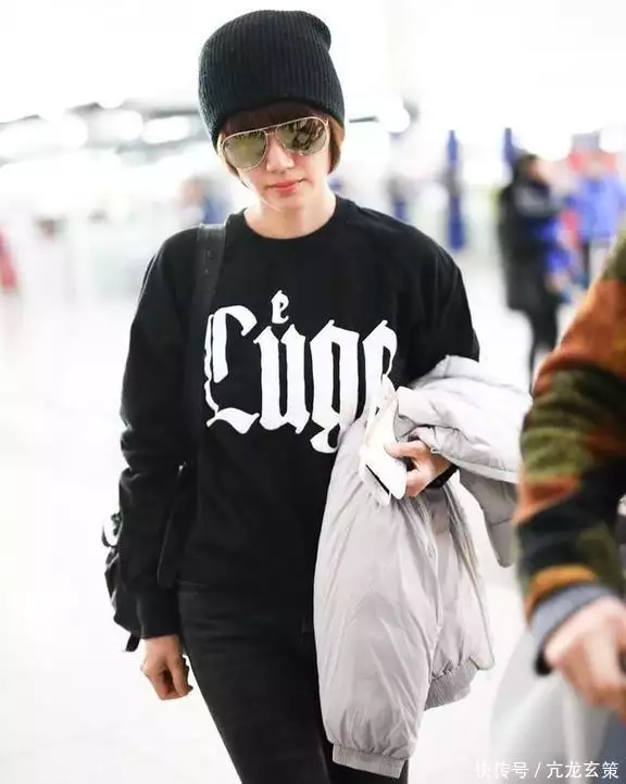 卫衣搭配牛仔裤_袁泉秋冬穿搭技巧_穿紧身牛仔裤的女生