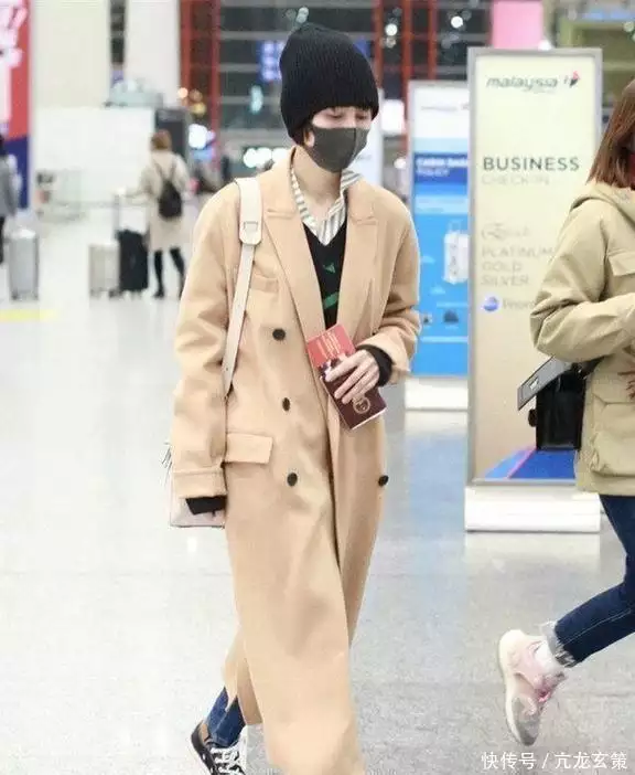 卫衣搭配牛仔裤_袁泉秋冬穿搭技巧_穿紧身牛仔裤的女生