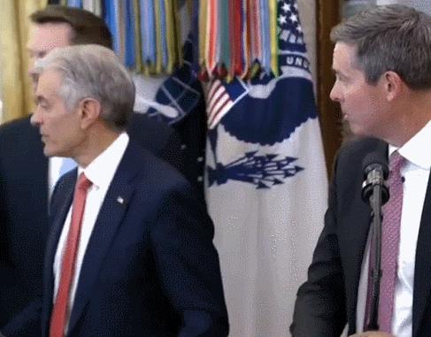 特朗普官宣降价减肥药企高管当场晕倒 发布会因医疗紧急情况中断