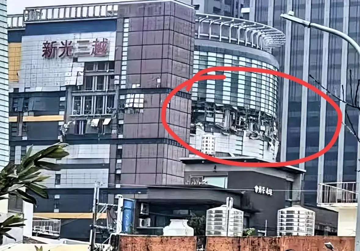 台湾一大厦燃气爆炸,知情人称是营业额最高的商场,事发有人飞出