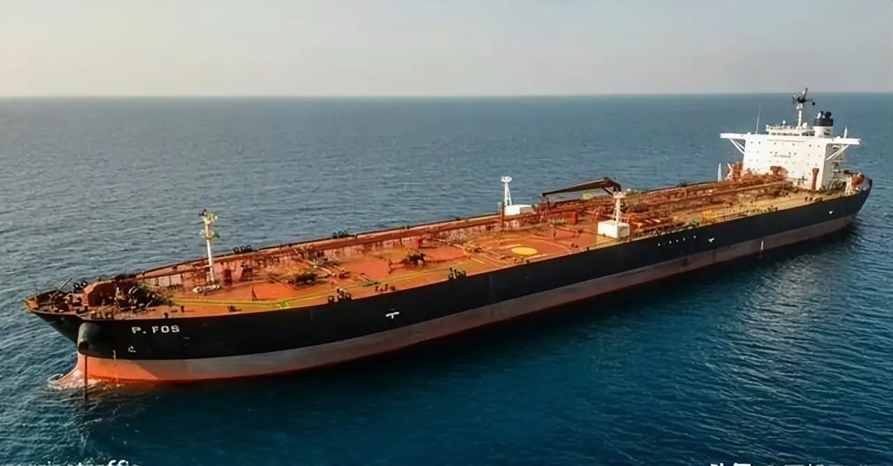 2025年法国扣押俄罗斯油轮事件_俄罗斯影子船队绕过制裁_一油轮在索马里以外海域遭劫