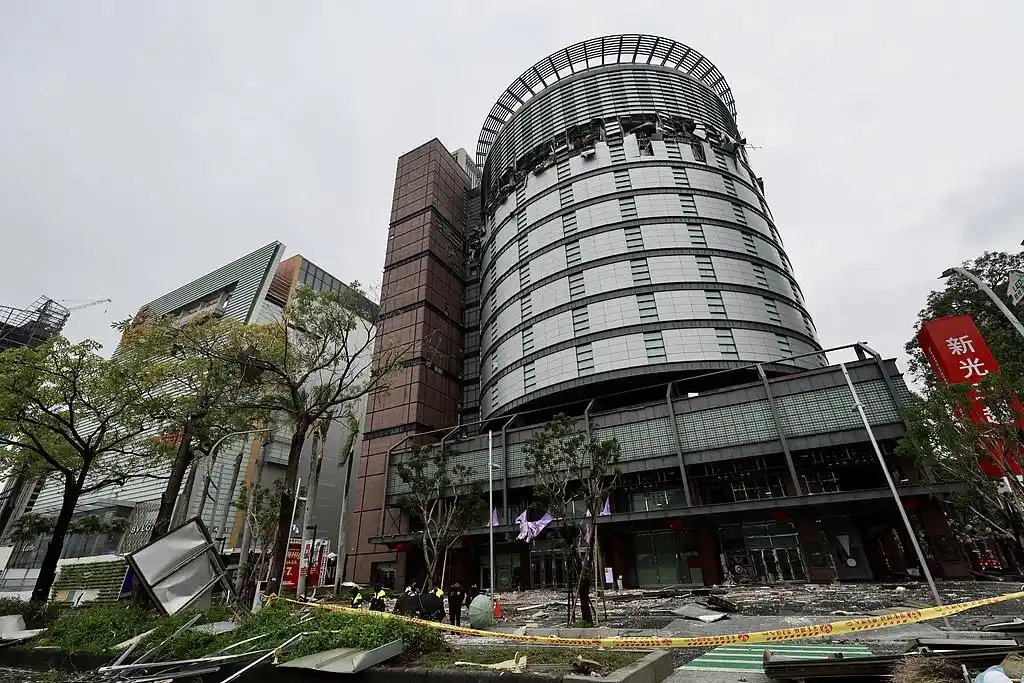 台中“百货店王”发生严重爆炸事故，疑因美食街改装造成燃气爆炸