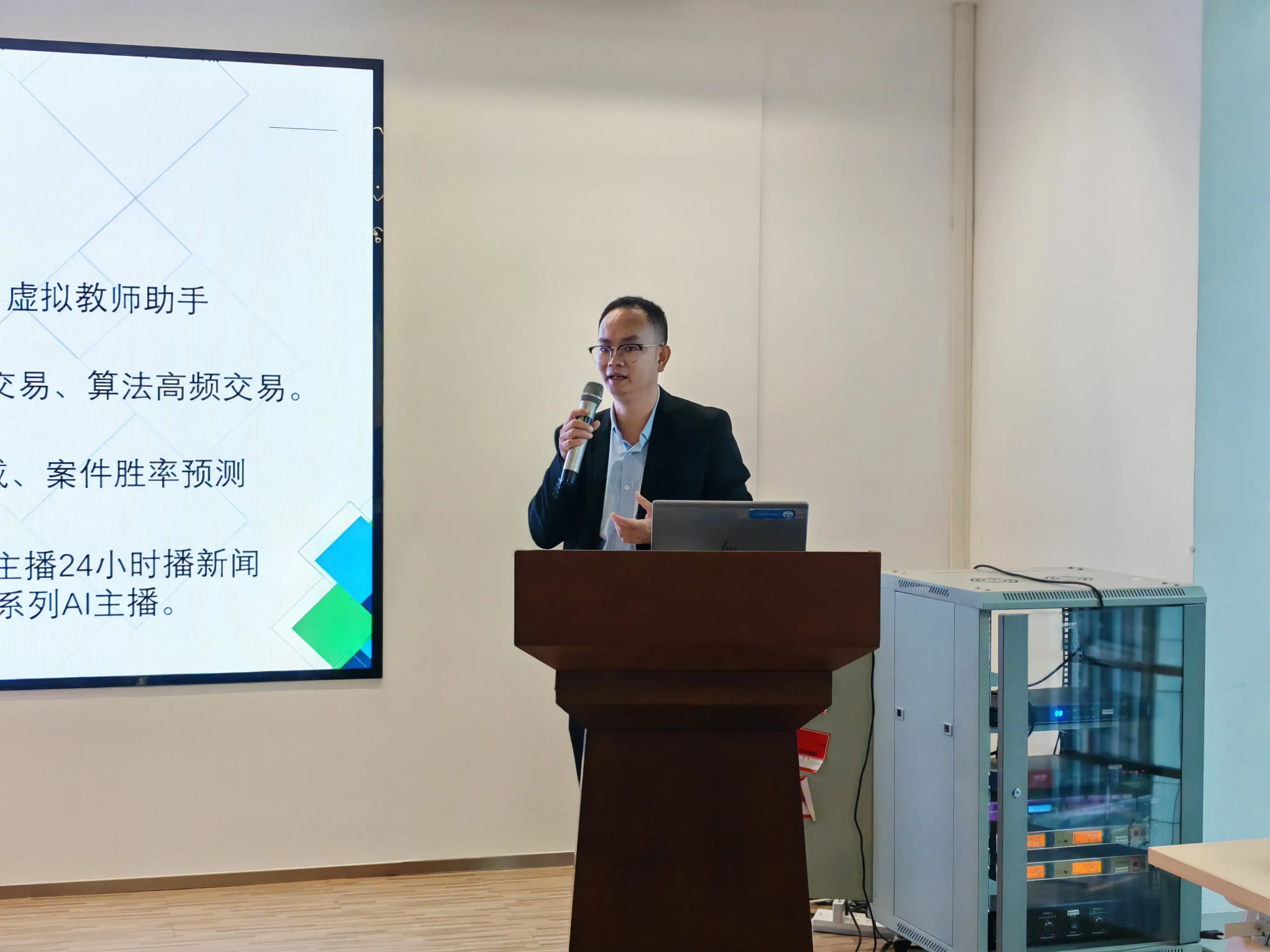 资深媒体人曾海伟为中国移动深圳公司员工主讲AI写作实战课