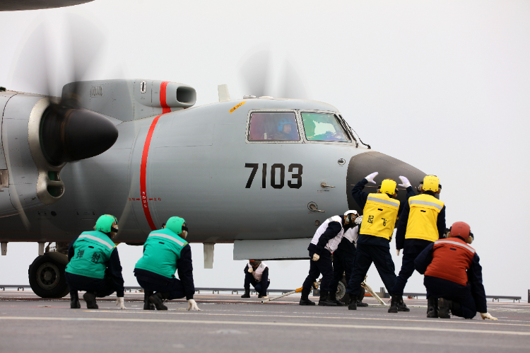 福建舰歼35弹射起飞_福建舰空警600起降_航拍福建舰夜泊军港