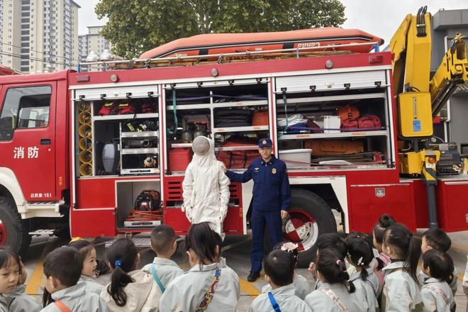 幼儿园消防体验活动_侯马市消防站开放日_儿童消防新闻