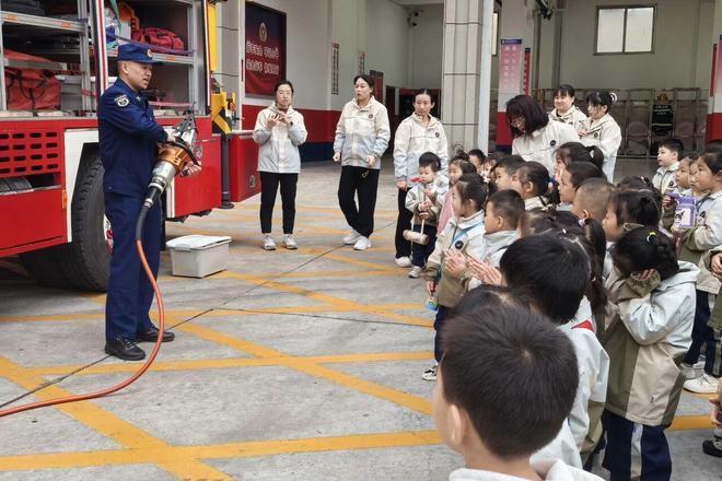 幼儿园消防体验活动_侯马市消防站开放日_儿童消防新闻