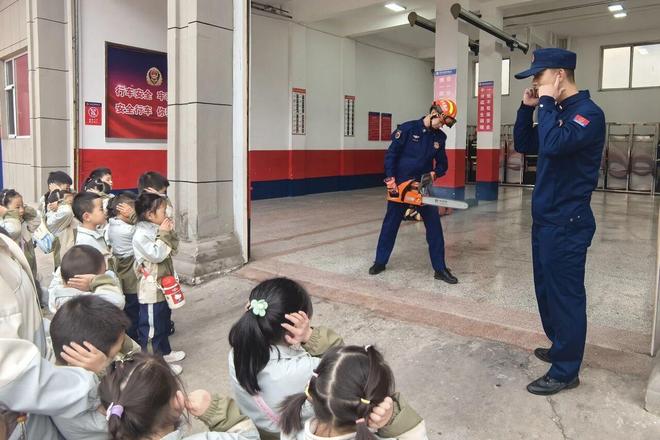 侯马市消防站开放日_儿童消防新闻_幼儿园消防体验活动