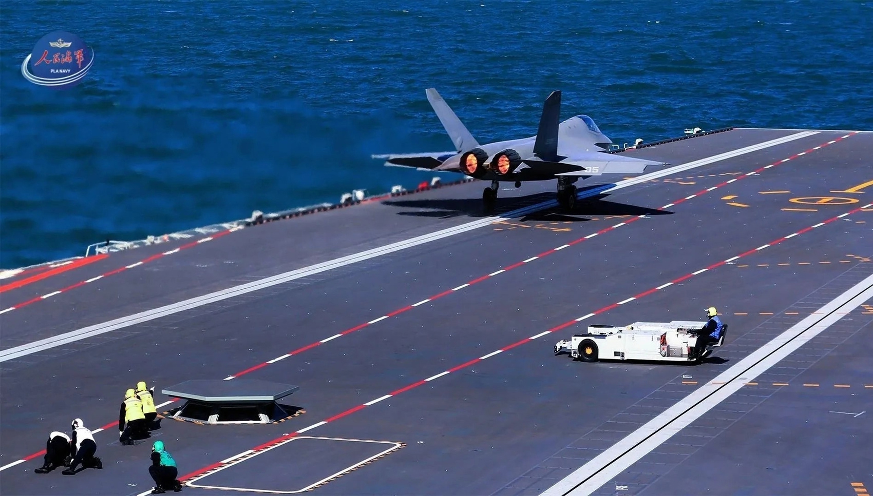 航拍福建舰夜泊军港_福建舰弹射舰载机_广东海南防范台风桦加沙