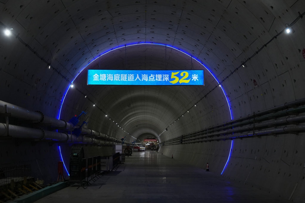 航拍福建舰夜泊军港_广东海南防范台风桦加沙_福建舰弹射舰载机