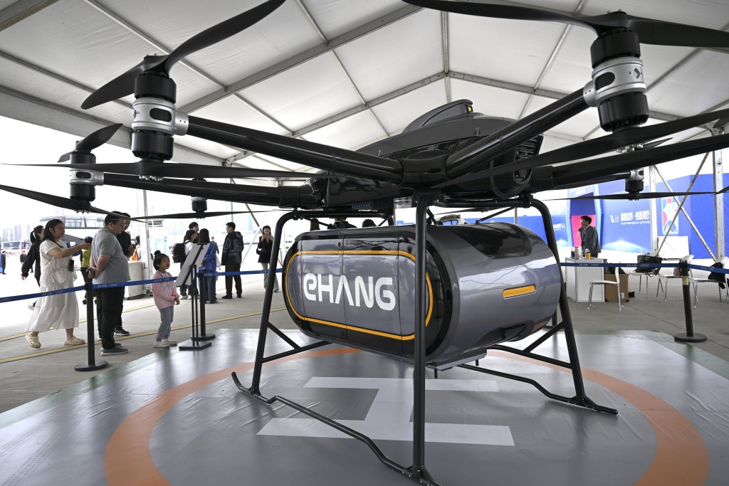 航拍福建舰夜泊军港_广东海南防范台风桦加沙_福建舰弹射舰载机