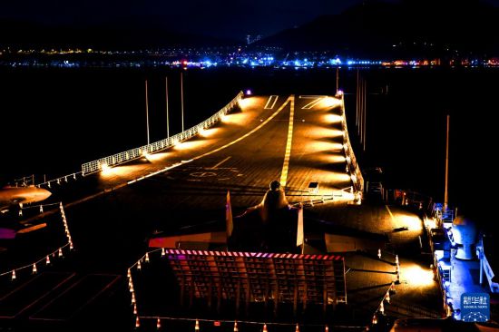 锚泊在维多利亚港的山东舰夜景(无人机照片,7月4日摄)。新华社发(蒲海洋 摄)