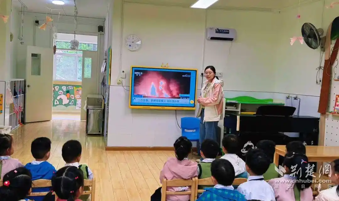 萌娃变身小小消防员！德才幼儿园筑牢安全防线
