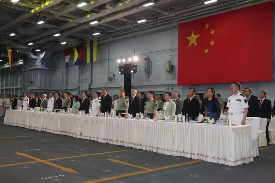 海军山东舰编队在香港举行甲板招待会