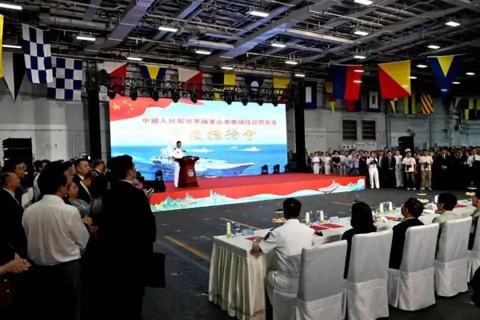 福建舰夜泊军港 入列当晚灯火辉煌_海军山东舰香港访问 甲板招待会 山东舰航母编队