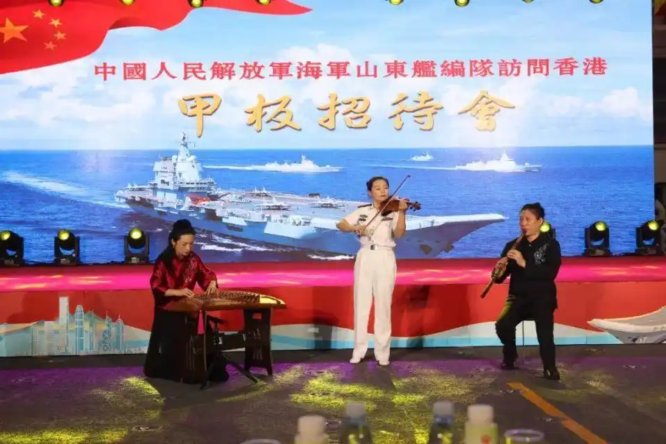 福建舰夜泊军港 入列当晚灯火辉煌_海军山东舰香港访问 甲板招待会 山东舰航母编队