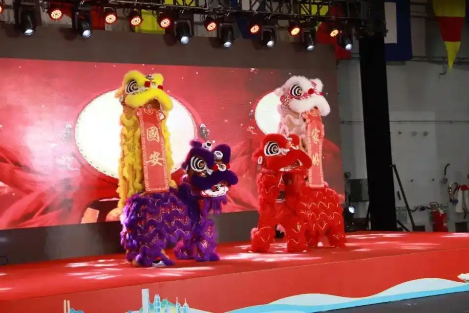 福建舰夜泊军港 入列当晚灯火辉煌_海军山东舰香港访问 甲板招待会 山东舰航母编队