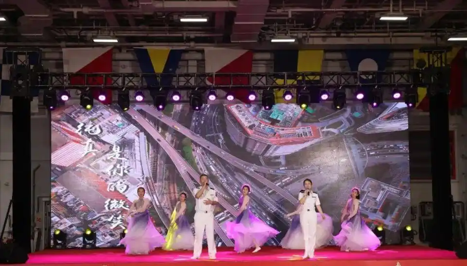 海军山东舰香港访问 甲板招待会 山东舰航母编队_福建舰夜泊军港 入列当晚灯火辉煌