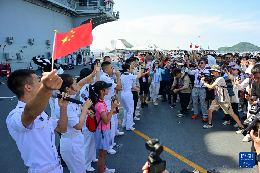 维多利亚湾历史变迁_福建舰夜泊军港 入列当晚灯火辉煌_夜泊维多利亚湾