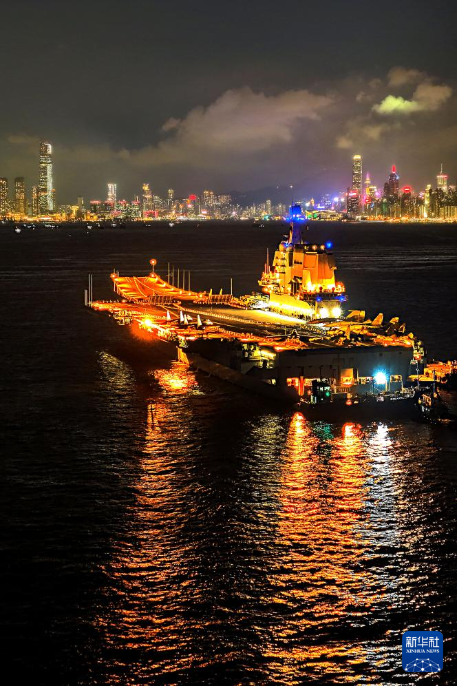 福建舰夜泊军港 入列当晚灯火辉煌_维多利亚湾历史变迁_夜泊维多利亚湾