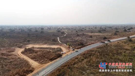 林泰阁双机助力刚果（金）N1国道样板工程