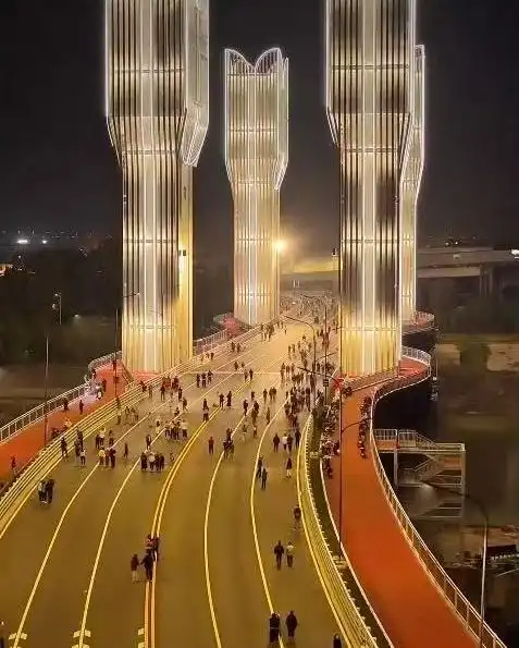 酷似奥特曼变身器、麦穗？武汉一网红桥亮灯造型引热议，设计师独家回应：设计灵感源自钢花