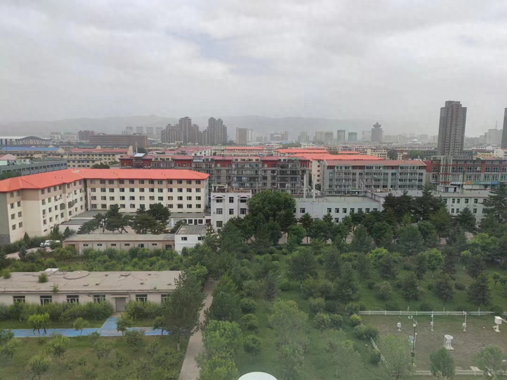 冷空气影响持续 内蒙古大部大风降温 中东部有小雨