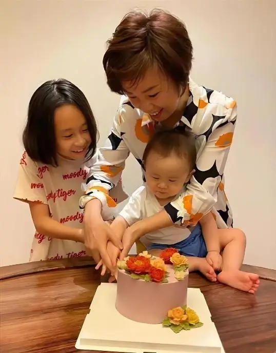 张怡宁从大魔王到温婉人妻的婚姻生活_张怡宁和徐威恩爱视频_张怡宁与徐威十六年婚姻幸福吗