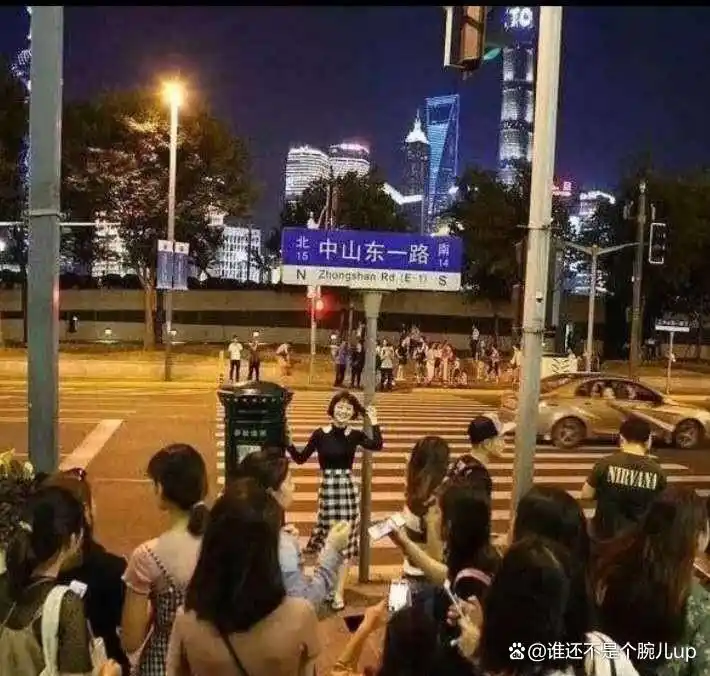 鹿晗生日现状_吴亦凡鹿晗的照片大全_鹿晗家世背景