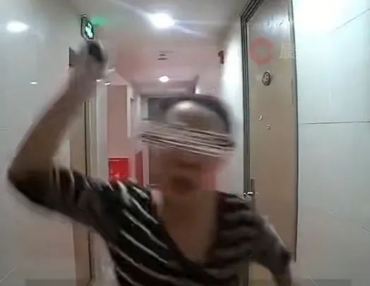 长春砍手门监控视频_大连邻居持刀砍门_刘女士精神疾病纠纷
