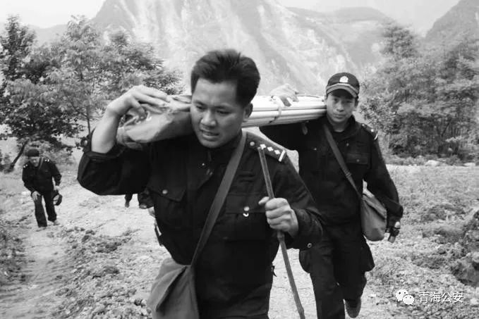 ​庆祝建党百年 致敬公安英雄（10）|  谭纪雄：面对冰冷的枪口 他猛扑上去