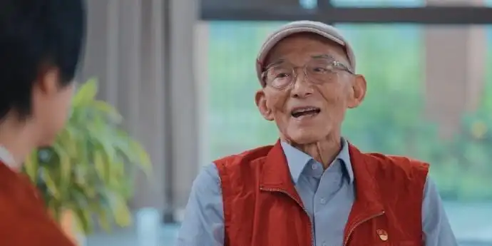 92岁游本昌回应入住养老院_游本昌进军竖屏短剧_92岁游本昌养老院生活
