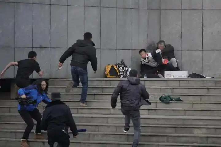 摄影记者捕捉瞬间技巧_中国新闻摄影金镜头奖_刘冉阳摄影作品分析