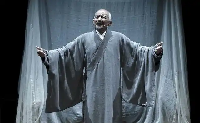 小伙模仿济公爆火 是游本昌亲传弟子_游本昌跑龙套经历_游本昌济公故事