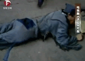 小伙模仿济公爆火 是游本昌亲传弟子_真人版少年歌行忘忧大师 游本昌 济公表演艺术家