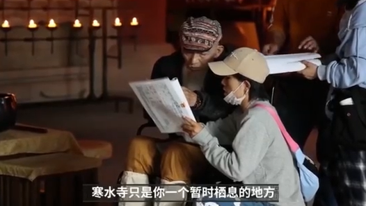 小伙模仿济公爆火 是游本昌亲传弟子_真人版少年歌行忘忧大师 游本昌 济公表演艺术家