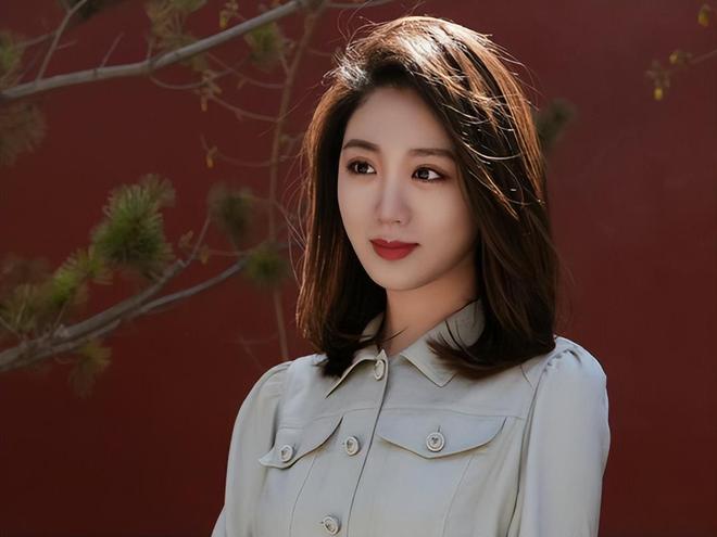 cctv晚间新闻档目女主持人姓名_央视主持人名单及简介_龙洋调岗央视综合频道