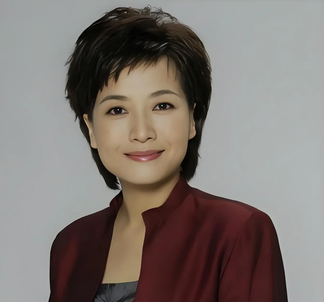 央视主持人贺红梅_cctv晚间新闻档目女主持人姓名_贺红梅导播失误事件