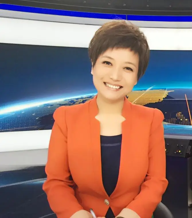 cctv晚间新闻档目女主持人姓名_央视主持人贺红梅_贺红梅导播失误事件