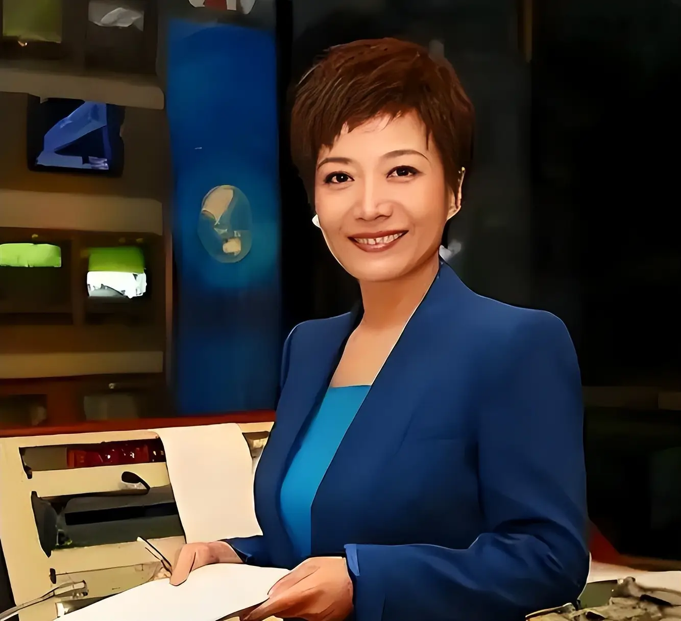 央视主持人贺红梅_贺红梅导播失误事件_cctv晚间新闻档目女主持人姓名