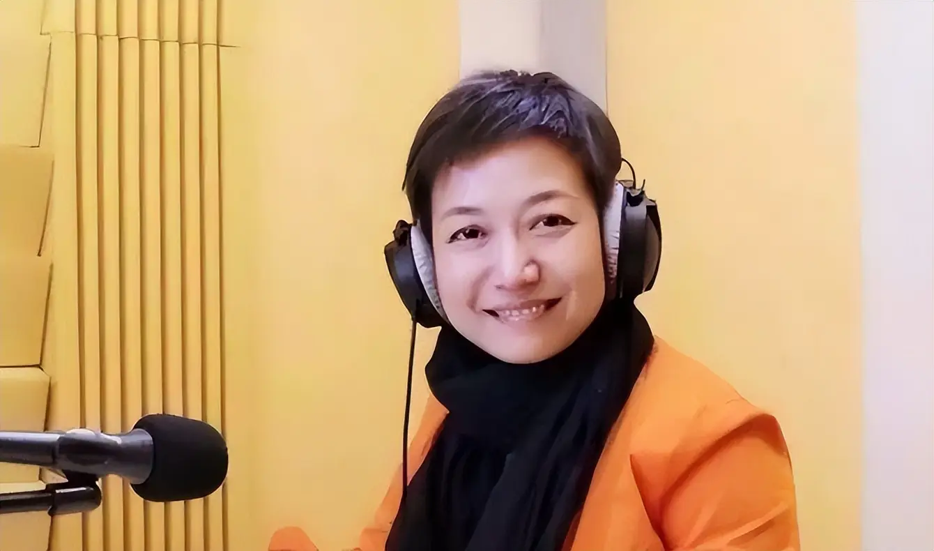 cctv晚间新闻档目女主持人姓名_贺红梅导播失误事件_央视主持人贺红梅